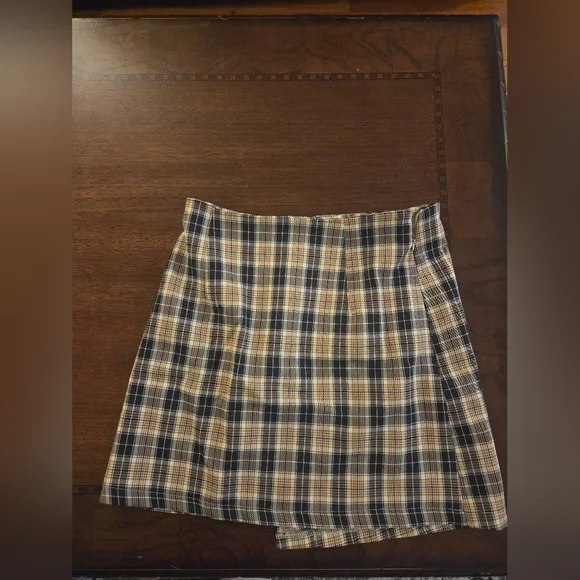 girl xl plaid skirt and black tank - Picture 3 of 3